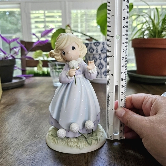 Precious Moments® 2001 "Nearer To The Heart Of God" Figurine #890731 - Picture 15 of 15